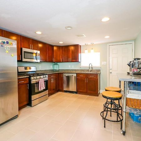 Perfect Location Spacious Yard Coffee Bar At This Lovely Beach Home 갤버스턴 외부 사진