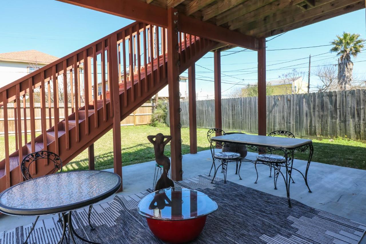 Perfect Location Spacious Yard Coffee Bar At This Lovely Beach Home 갤버스턴 외부 사진