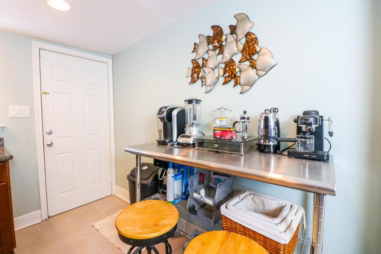 Perfect Location Spacious Yard Coffee Bar At This Lovely Beach Home 갤버스턴 외부 사진