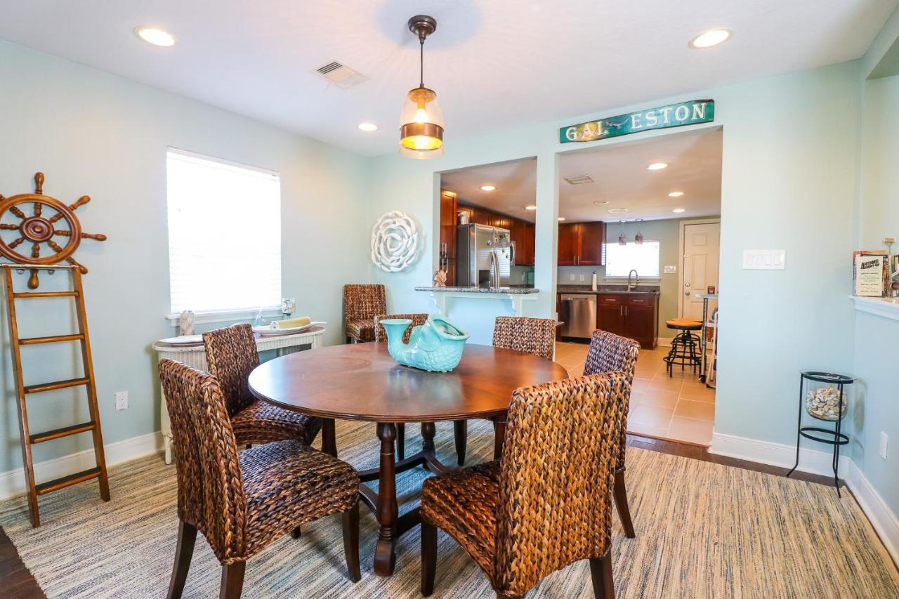 Perfect Location Spacious Yard Coffee Bar At This Lovely Beach Home 갤버스턴 외부 사진