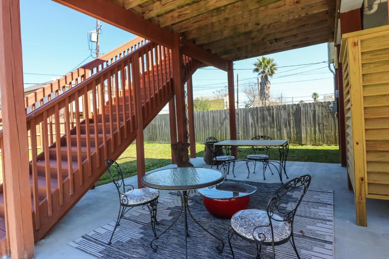 Perfect Location Spacious Yard Coffee Bar At This Lovely Beach Home 갤버스턴 외부 사진
