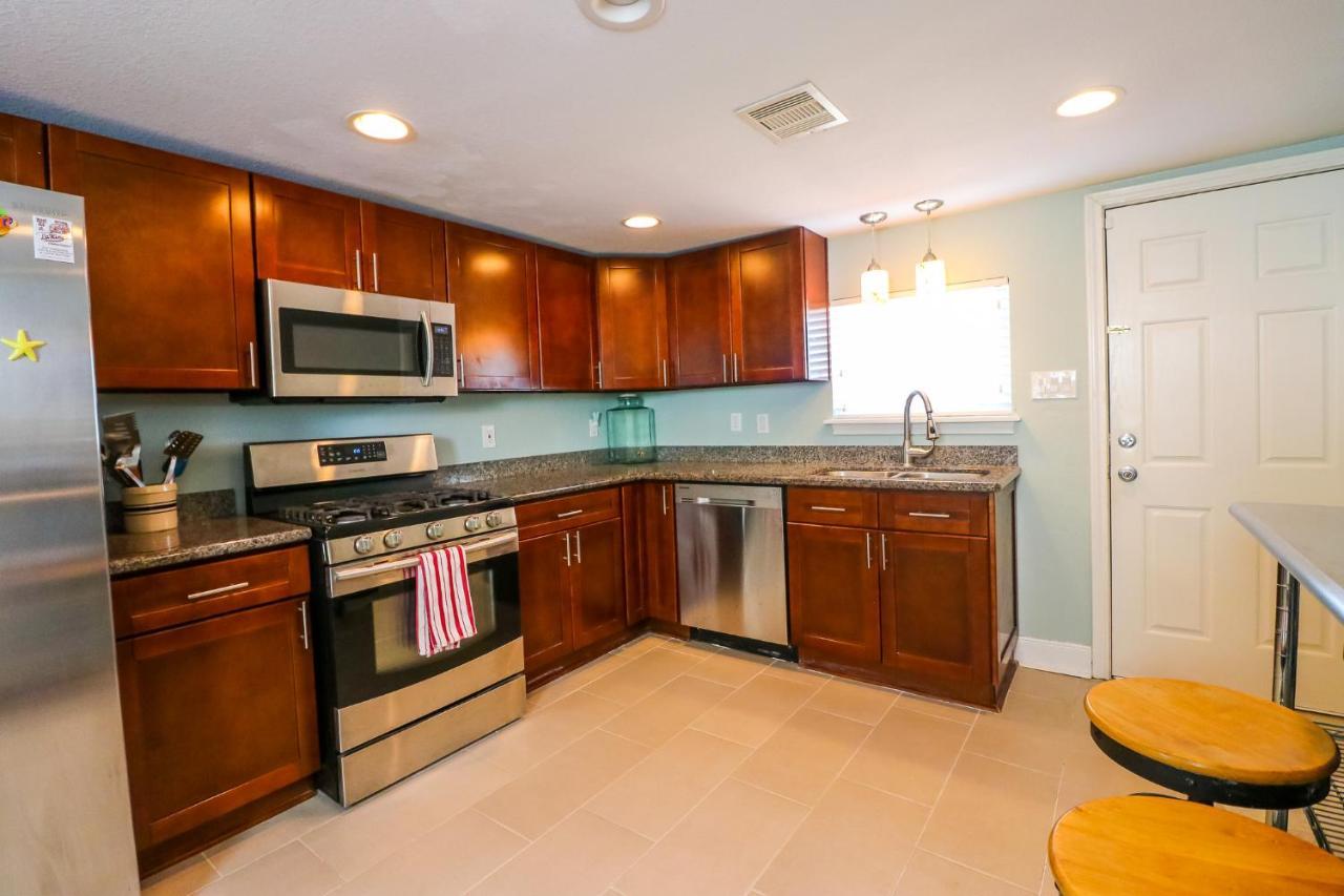 Perfect Location Spacious Yard Coffee Bar At This Lovely Beach Home 갤버스턴 외부 사진